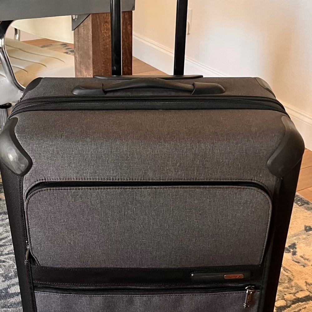 TUMI Alpha Large Expandable 4-wheeled Spinner - used once